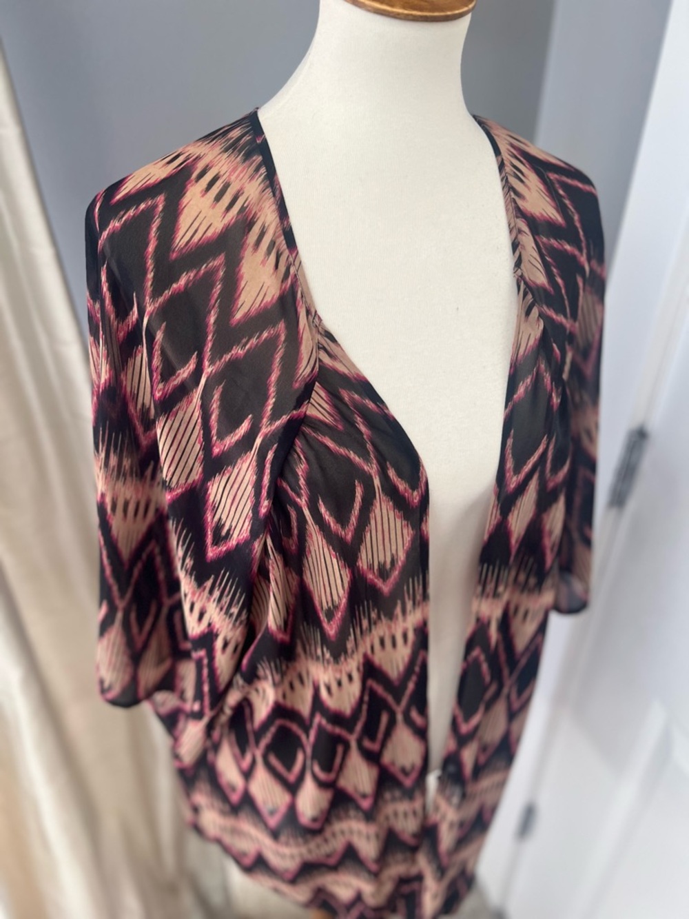 EXPRESS Sheer Patterned Kimono Cardigan - Black, Pink & Beige IKAT print